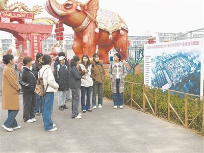 圖為南開大學(xué)“文旅融合創(chuàng)新與實(shí)踐”微專業(yè)學(xué)生正在調(diào)研。受訪者供圖