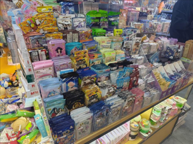 北京某文具店卡牌盲盒柜臺，未設(shè)相關(guān)提醒。人民網(wǎng)記者 黃鈺攝