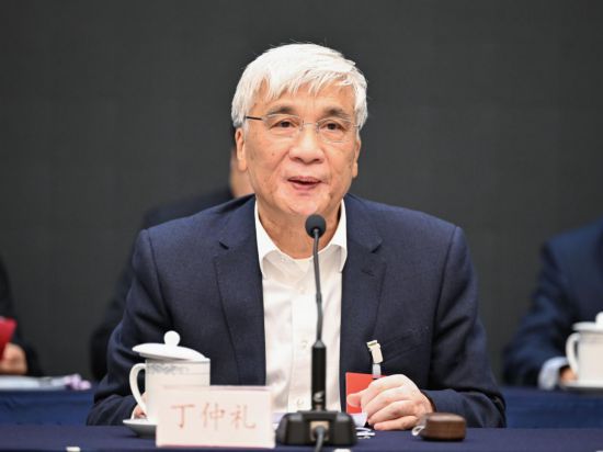 全國人大常委會副委員長、歐美同學(xué)會會長丁仲禮作工作報告