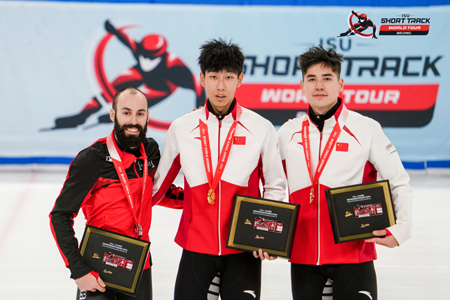 男子500米頒獎(jiǎng)儀式，中國(guó)選手孫龍(中)奪得冠軍，加拿大選手杜博伊斯(左)獲得亞軍，中國(guó)選手劉少昂獲得季軍。賽事組委會(huì)供圖