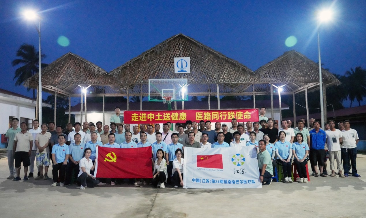 醫(yī)療隊(duì)與中土東非桑島分公司合影。中國(guó)土木供圖