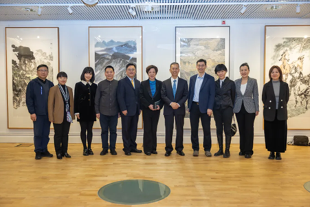 中國駐瑞典大使崔愛民與畫展主辦方人員合影。中國駐瑞典大使館供圖
