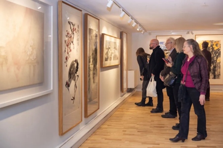 來賓參觀畫展。中國駐瑞典大使館供圖