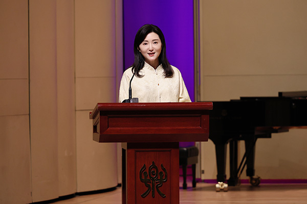 中央音樂學(xué)院黨委書記、中國民族管弦樂學(xué)會胡琴專業(yè)委員會會長于紅梅致辭。中國民族管弦樂學(xué)會胡琴專業(yè)委員會供圖
