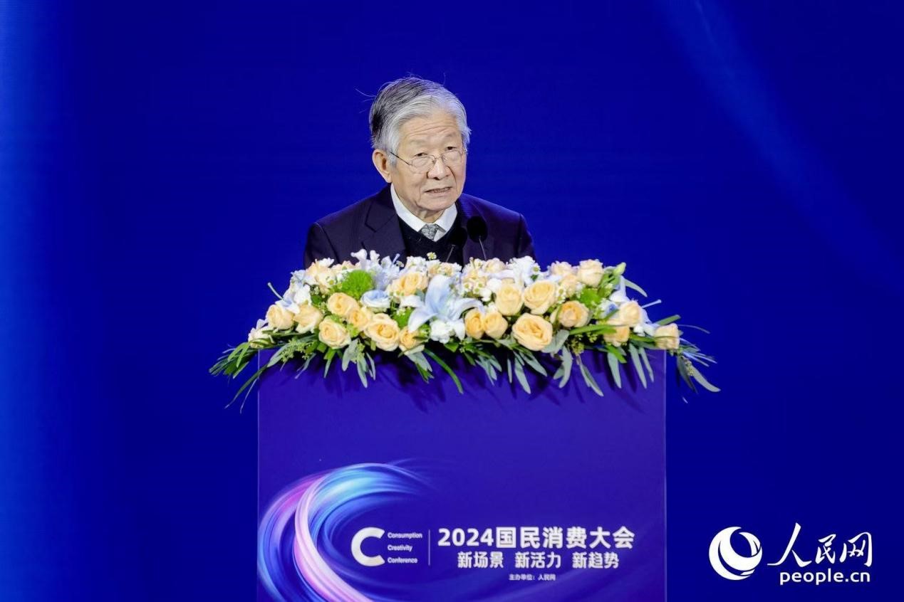 國務(wù)院發(fā)展研究中心原副主任、中國企業(yè)評價(jià)協(xié)會(huì)會(huì)長侯云春在2024國民消費(fèi)大會(huì)上分享。