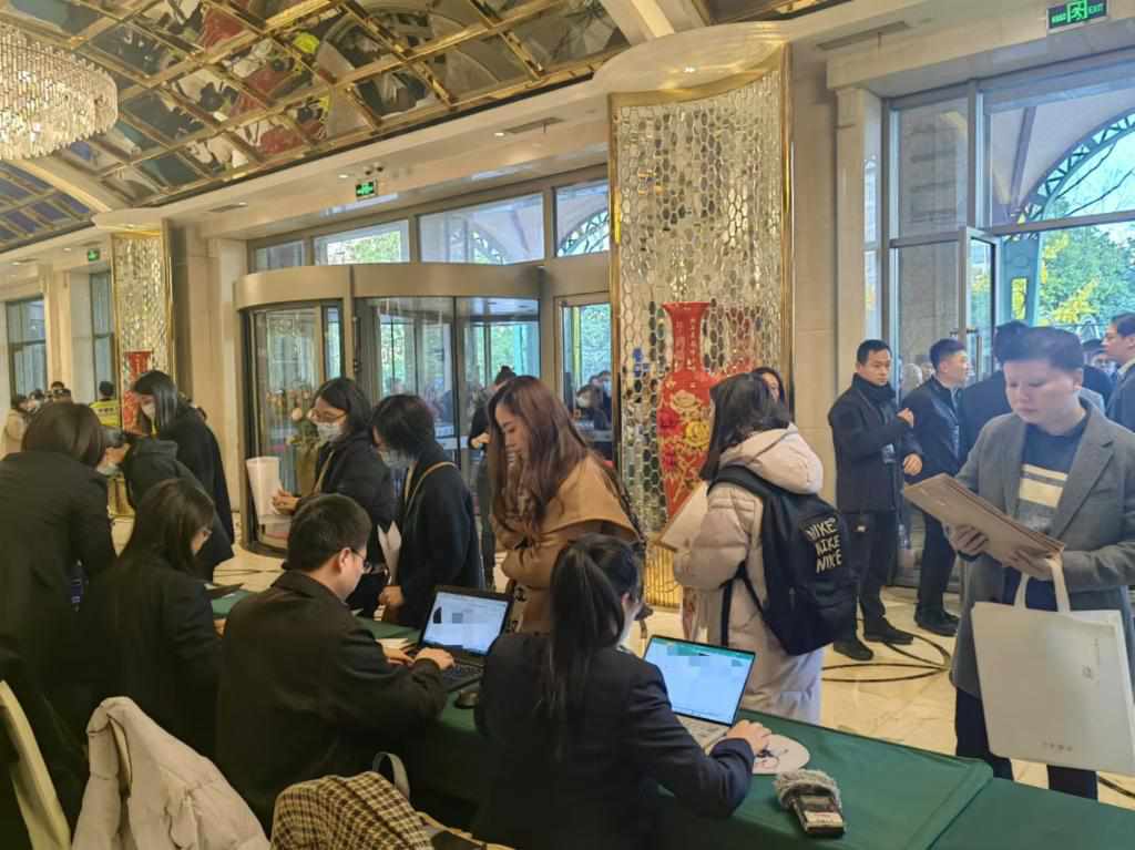 12月12日，第十批國(guó)家組織藥品集中帶量采購(gòu)現(xiàn)場(chǎng)。新華社記者龔雯 攝