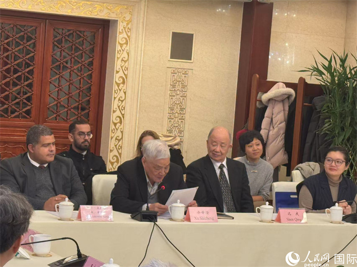 老一輩赴古留學(xué)生代表徐世澄在座談會(huì)上發(fā)言。人民網(wǎng)記者 趙健攝