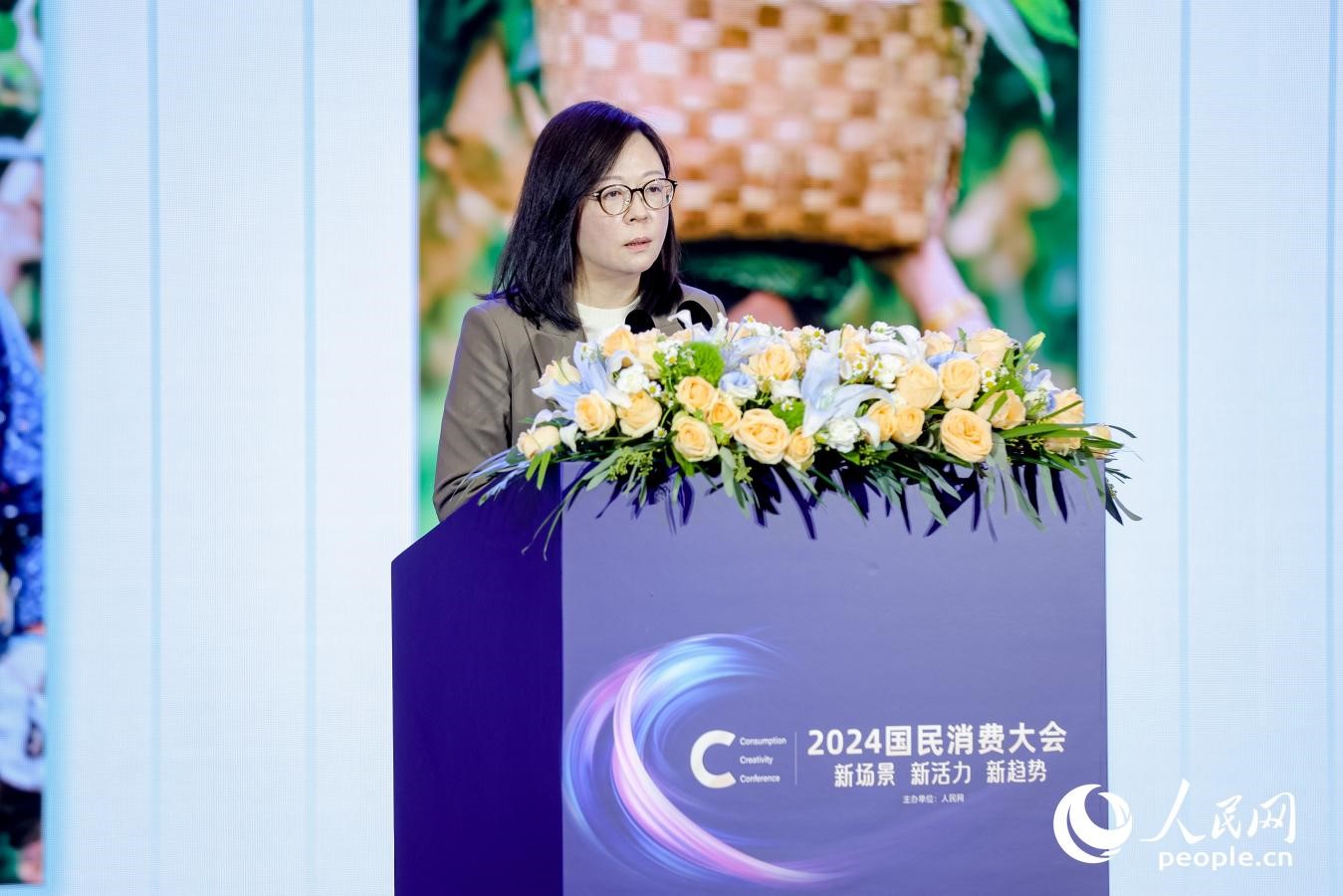 百果園集團首席營銷官楊茜在2024國民消費大會現(xiàn)場進(jìn)行分享。