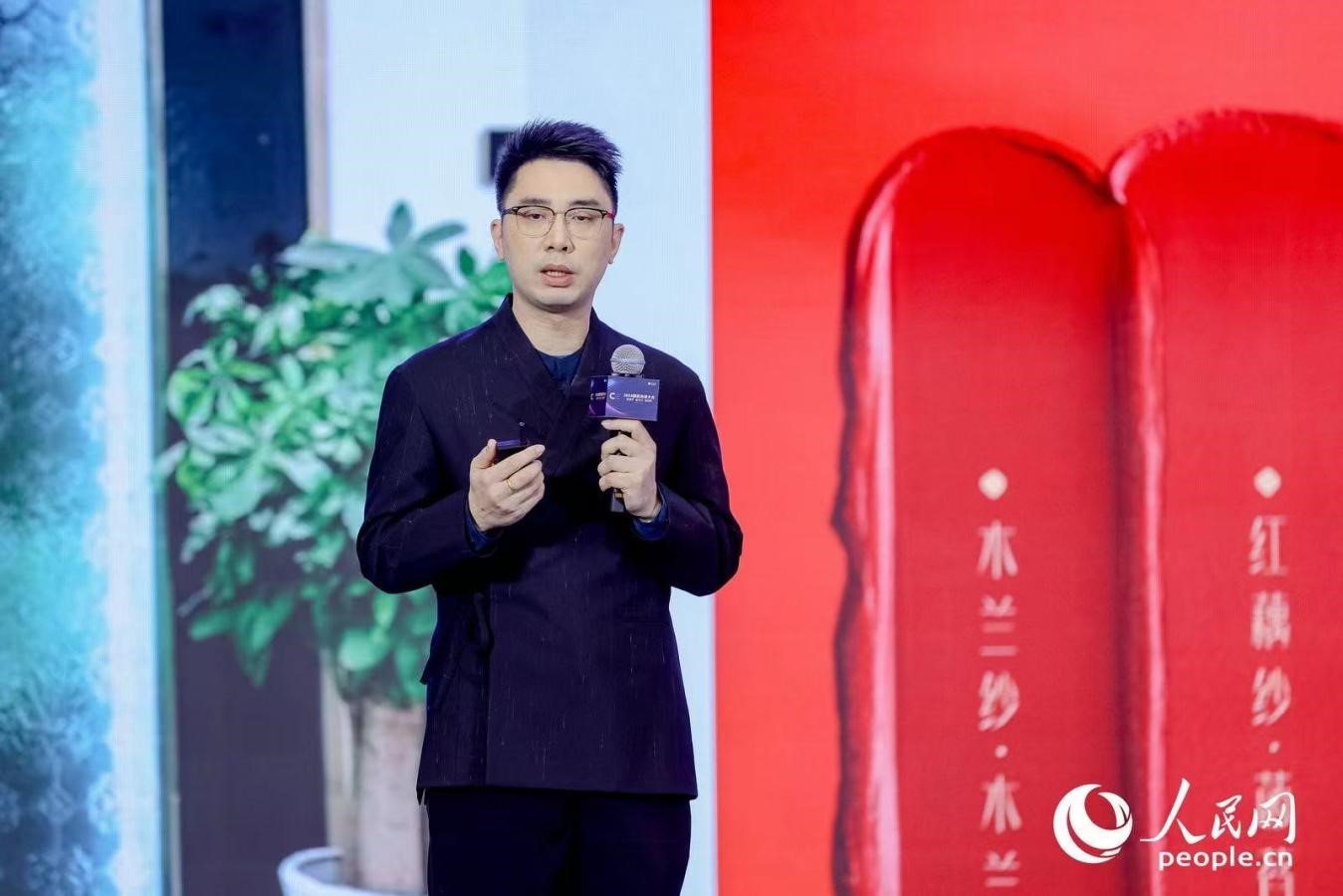 花西子聯(lián)合創(chuàng)始人任剛睿在2024國(guó)民消費(fèi)大會(huì)現(xiàn)場(chǎng)進(jìn)行分享。