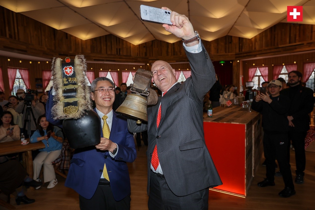 瑞士駐華大使白瑞誼與北京市西城區(qū)委副書記、代區(qū)長郅海杰搖響瑞士牛鈴，共同為小木屋揭幕。瑞士駐華大使館供圖