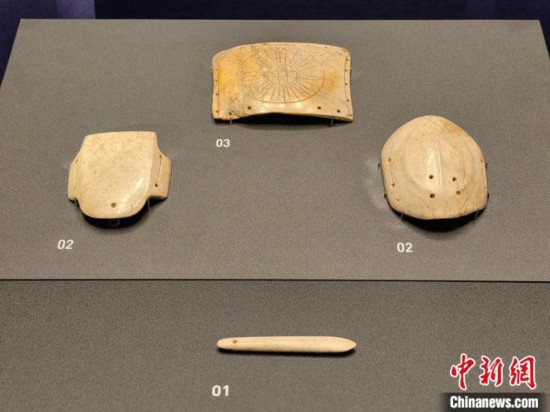 12月14日，“文明先鋒—凌家灘文化玉器展”在故宮博物院文華殿開幕。圖為展覽現(xiàn)場的玉龜、玉版和玉簽。 中新社記者 應妮 攝