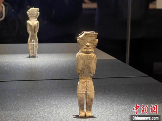 12月14日，“文明先鋒—凌家灘文化玉器展”在故宮博物院文華殿開幕。圖為展覽現(xiàn)場的立姿玉人。 中新社記者 應妮 攝