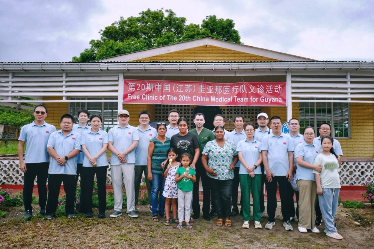 第20期中國（江蘇）援圭亞那醫(yī)療隊在圭偏遠的林登高速社區(qū)開展義診后，與部分當?shù)鼐用窈嫌啊?中國援圭醫(yī)療隊供圖