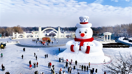 12月8日，黑龍江哈爾濱市今冬第一個大雪人“雪人先生”在太陽島風(fēng)景區(qū)落成。大雪人高20米，用雪量4000立方米。圖為12月9日在哈爾濱太陽島風(fēng)景區(qū)正門廣場拍攝的大雪人。新華社記者 王松攝