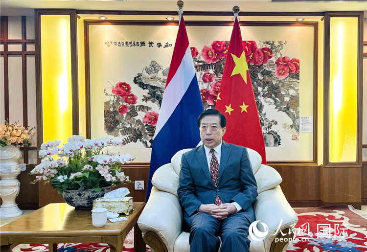 2024年12月10日，中國駐泰國大使韓志強(qiáng)在泰國曼谷接受中國—東盟中心（ACC）組織的“多彩東盟：2024年中國媒體東盟行”媒體團(tuán)采訪。人民網(wǎng)記者 羨江楠攝