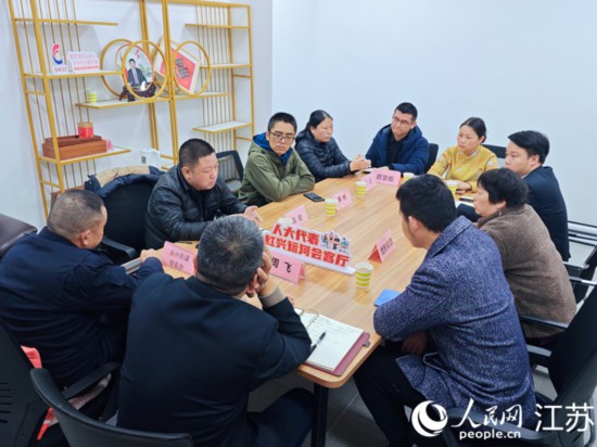 “紅興會客廳”，一場助企紓困協(xié)調(diào)會正在進行。人民網(wǎng) 徐晨曦攝
