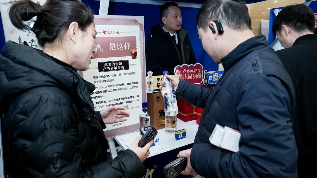 白酒展位負(fù)責(zé)人在為嘉賓介紹。張新攝