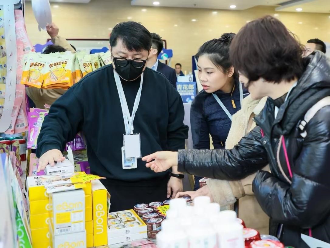 嘉賓了解展區(qū)里的寵物“零食”。劉磊攝