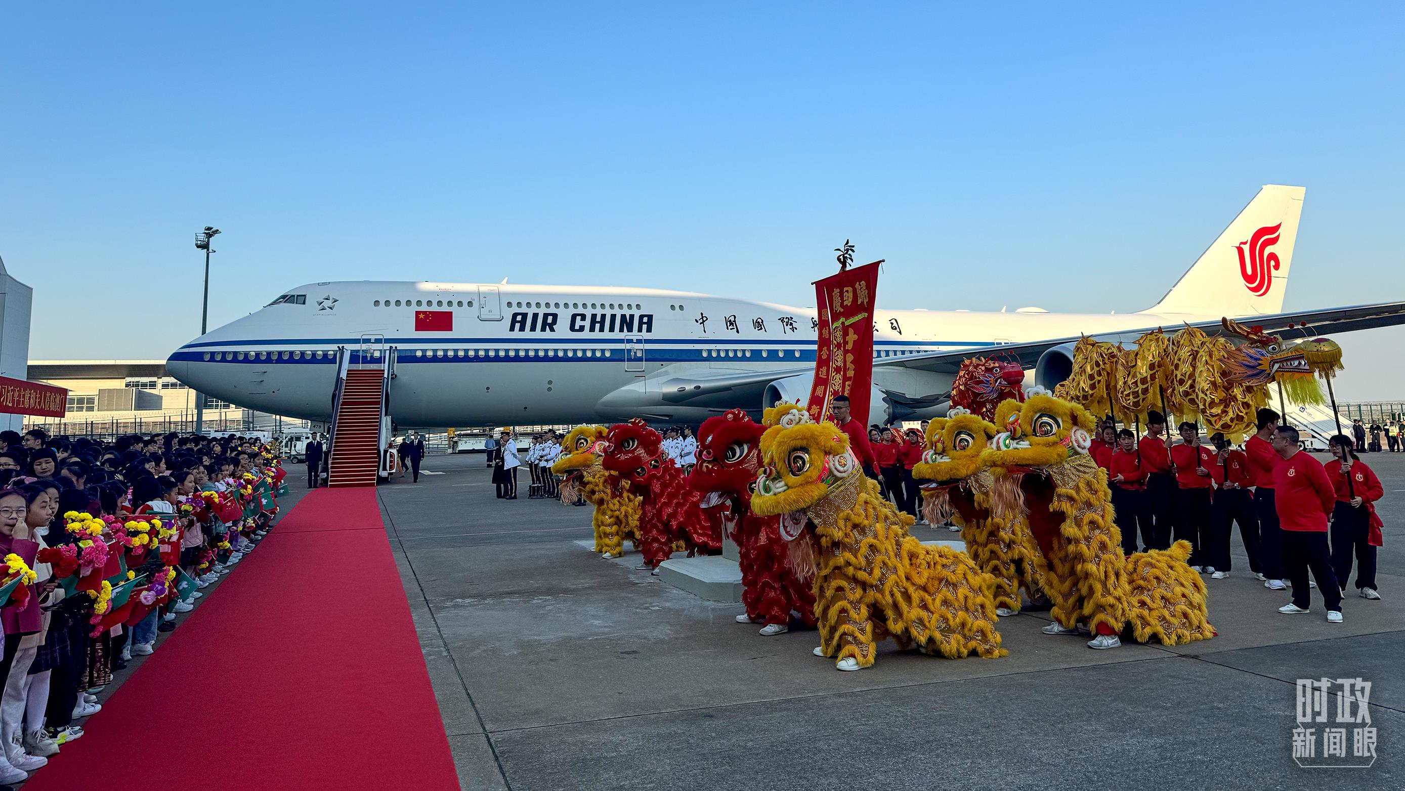 △機(jī)場(chǎng)歡迎人群靜候習(xí)主席。（總臺(tái)央視記者李增仁拍攝）