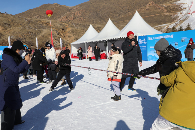 雪地拔河活動。內(nèi)蒙古自治區(qū)殘疾人聯(lián)合會供圖