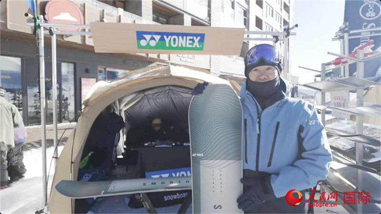 大塚幸博向記者展示滑雪板。人民網(wǎng)記者 袁蒙攝