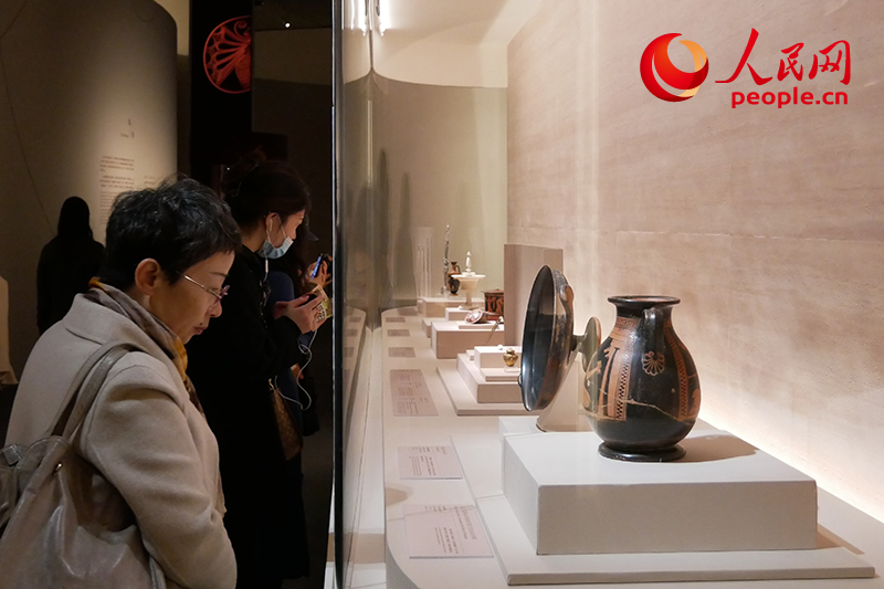 11月13日，觀眾正在國(guó)博參觀“美的多元——古希臘的藝術(shù)與生活”展。人民網(wǎng)記者 韋衍行攝