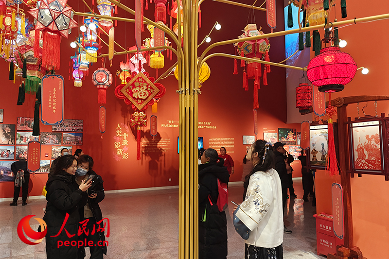 12月21日，觀眾正在參觀“過(guò)年——春節(jié)主題展”。人民網(wǎng)記者 韋衍行攝