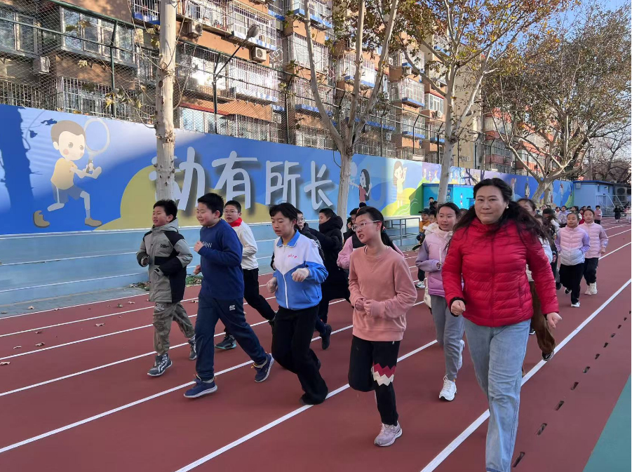 學(xué)生們在班主任陪同下跑步。人民網(wǎng) 白炅攝