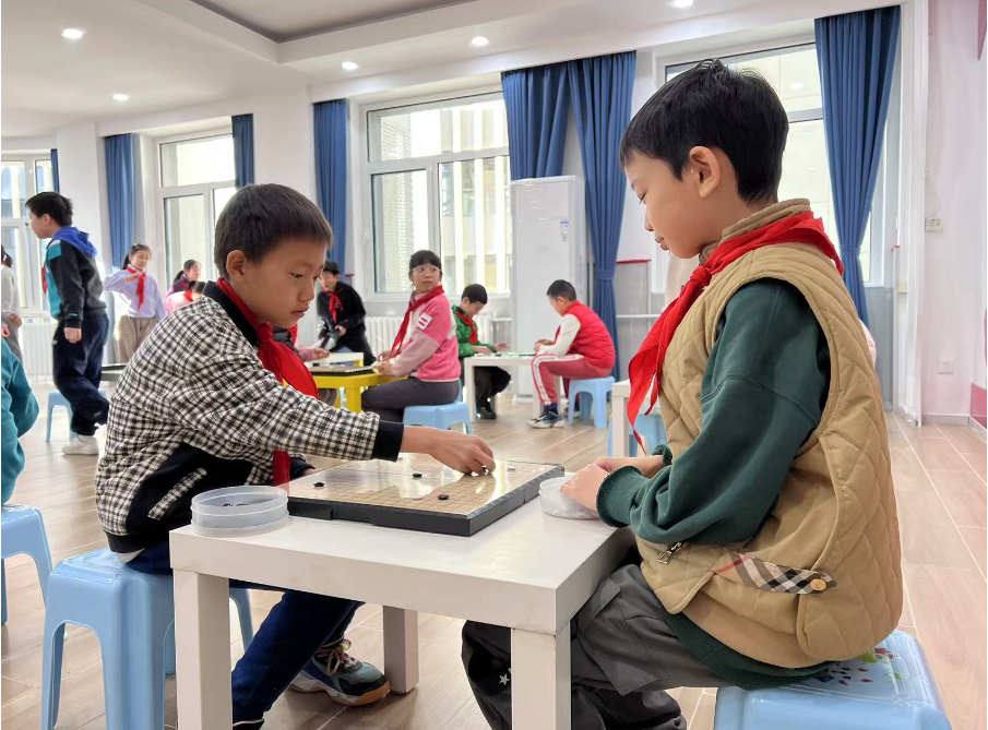 學(xué)生們在少先隊(duì)大廳下圍棋。人民網(wǎng) 白炅攝