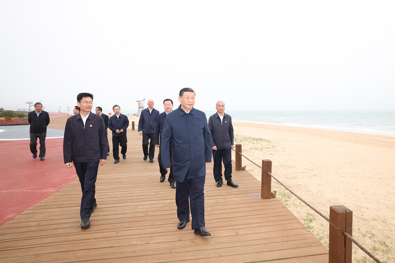 2024年5月22日，習(xí)近平總書(shū)記在山東日照陽(yáng)光海岸綠道考察。