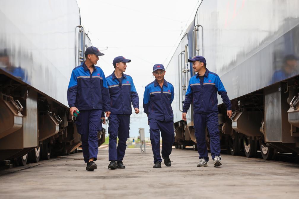 2024年9月9日，來自中國、老撾的師徒4人在中老鐵路萬象運(yùn)營管理中心的機(jī)車檢修庫內(nèi)。新華社發(fā)（楊永全攝）