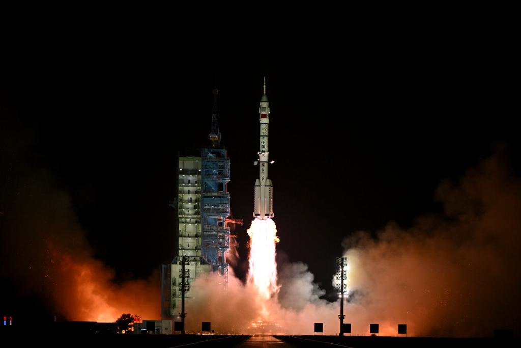 2024年10月30日，搭載神舟十九號載人飛船的長征二號F遙十九運(yùn)載火箭在酒泉衛(wèi)星發(fā)射中心點(diǎn)火發(fā)射。新華社記者李鑫攝