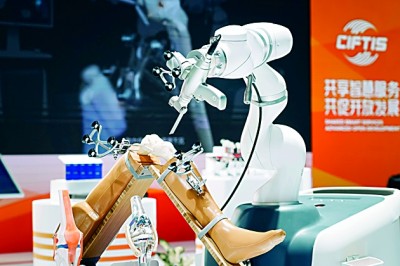 2024年中國國際服務貿易交易會上展出的人工智能骨科手術機器人。新華社發(fā)
