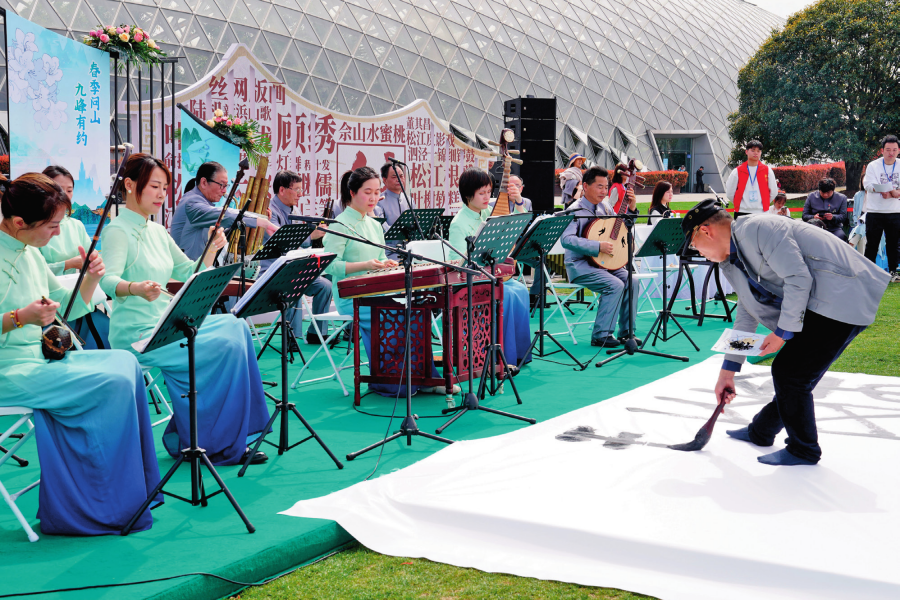 江南絲竹專場(chǎng)音樂(lè)會(huì)與書法家的地書表演在上海辰山植物園的“城市美育日”活動(dòng)現(xiàn)場(chǎng)上演（2024 年 3 月 30 日攝）劉穎攝 / 本刊