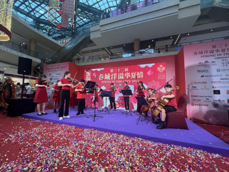 來自中國和新加坡的藝術(shù)團(tuán)體聯(lián)袂表演了歌舞、器樂、武術(shù)、雜技等多種形式的文藝節(jié)目?；顒又鬓k方供圖
