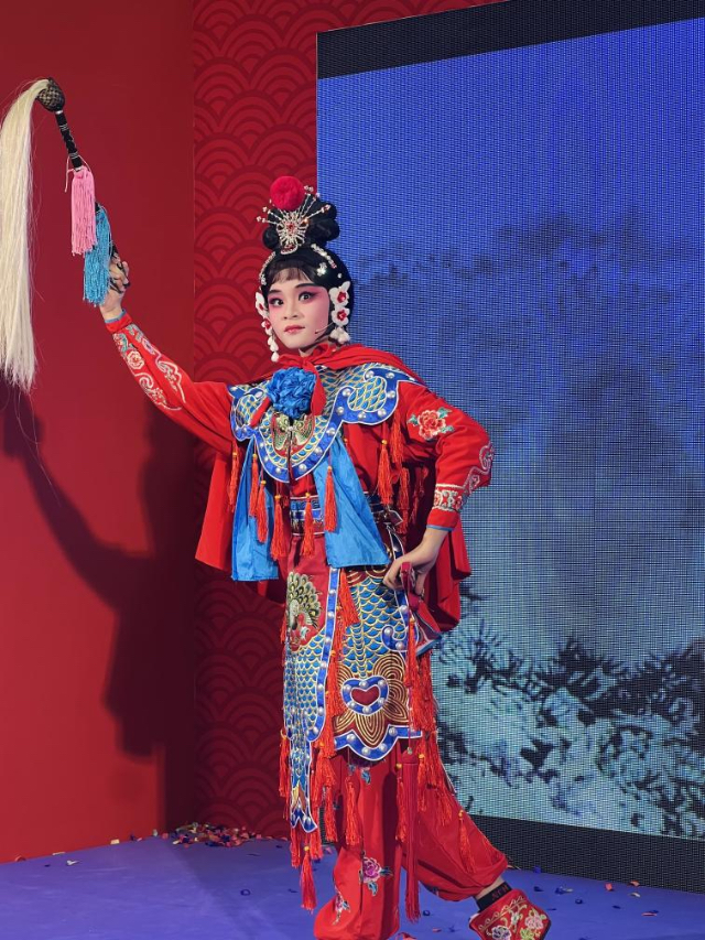 來自中國和新加坡的藝術(shù)團(tuán)體聯(lián)袂表演了歌舞、器樂、武術(shù)、雜技等多種形式的文藝節(jié)目?；顒又鬓k方供圖