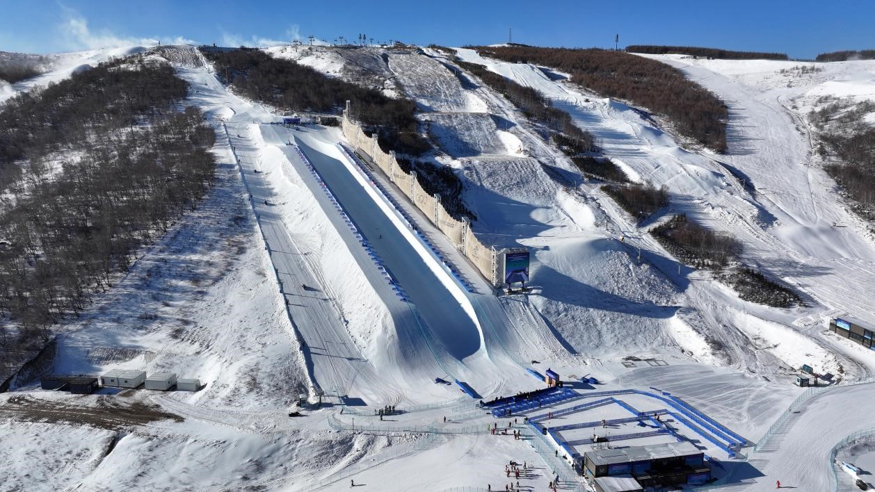 2024-2025賽季國(guó)際雪聯(lián)自由式滑雪和單板滑雪U型場(chǎng)地技巧世界杯比賽場(chǎng)地。人民網(wǎng)記者 李兆民攝