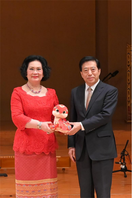 中國駐泰國大使韓志強(qiáng)與國際奧委會(huì)委員、泰國愛樂樂團(tuán)董事會(huì)主席坤仁帕塔瑪共同出席音樂會(huì)。主辦方供圖