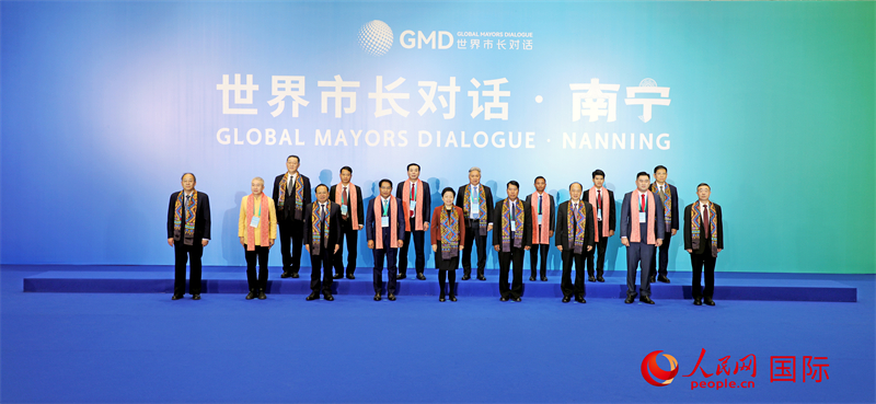 在南寧國際會展中心金桂花廳外，參加活動的中國和東盟國家市長合影留念。人民網(wǎng)記者 趙益普攝