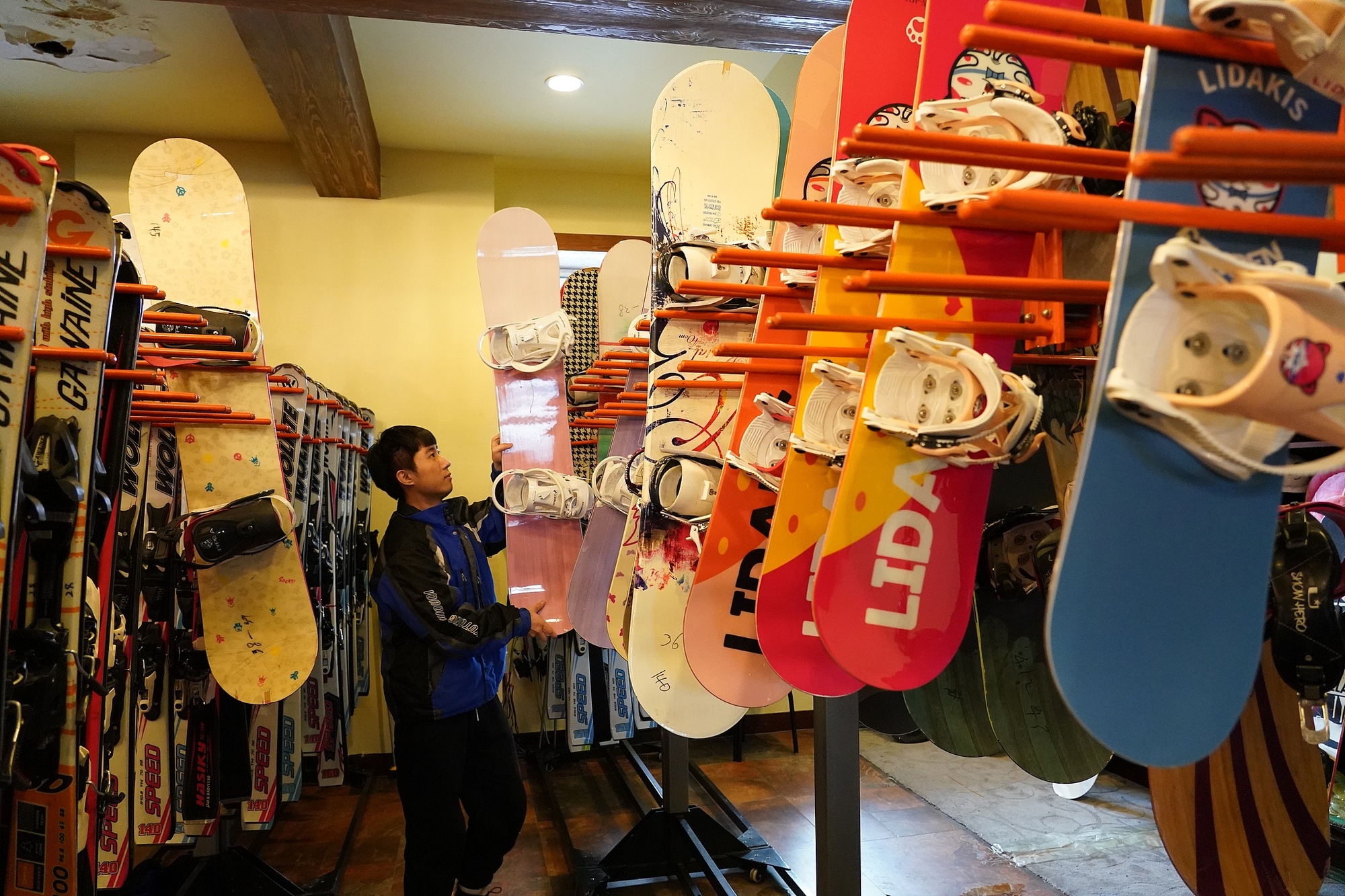 海拉爾滑雪場，工作人員在整理雪具