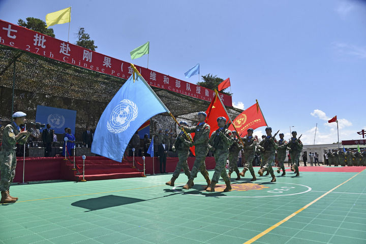 2024年4月9日，在剛果（金）南基伍省布卡武市的中國半島營區(qū)，中國第27批赴剛果（金）維和部隊(duì)官兵被授予聯(lián)合國“和平勛章”。新華社發(fā)（中國第27批赴剛果（金）維和部隊(duì)供圖）
