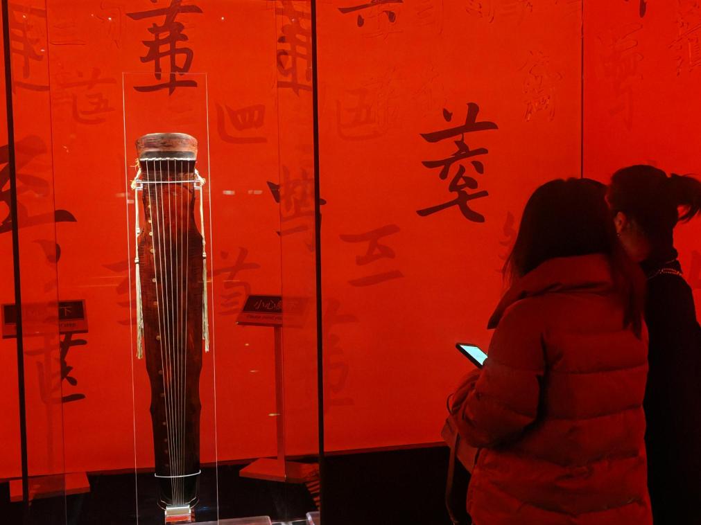 近日，在浙江省博物館之江館區(qū)，故宮博物館收藏的唐“大圣遺音”琴在“‘故宮·茶世界’觀茶——茶文化精品展”展出。新華社記者 馮源 攝