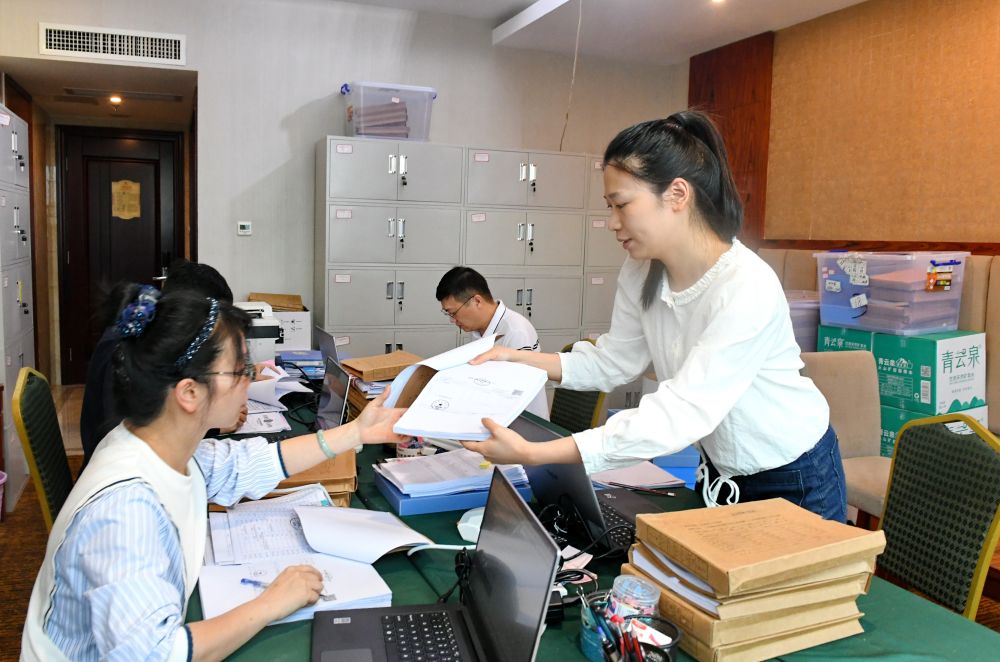 福州市委巡察機(jī)構(gòu)對(duì)全市法院系統(tǒng)開展提級(jí)聯(lián)動(dòng)交叉巡察。在永泰縣駐地，巡察組工作人員查看財(cái)務(wù)憑證（2024年5月21日攝）。新華社記者 林善傳 攝
