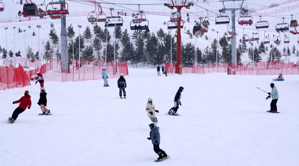 2025年1月8日，滑雪愛好者在新疆阿勒泰市將軍山滑雪場的雪道上滑行。新華社記者 張嘯誠 攝