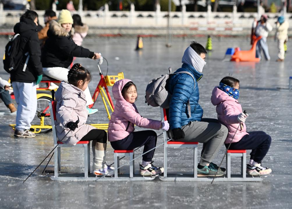 2025年1月19日，在北京什剎海冰場，小朋友和家長一起體驗(yàn)冰上運(yùn)動(dòng)。新華社記者 張晨霖 攝