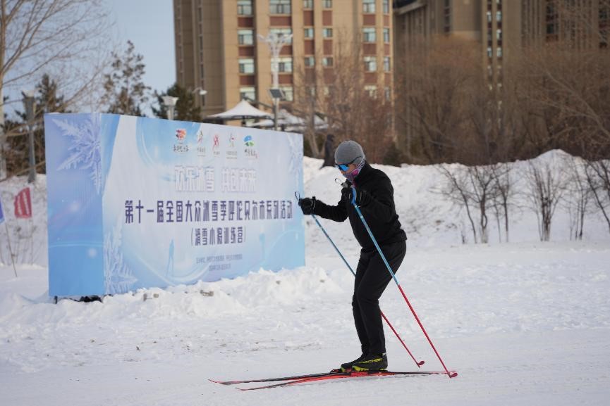 在呼倫貝爾，滑雪愛好者在城市越野滑雪公園內(nèi)滑雪。人民網(wǎng)記者 苗陽攝
