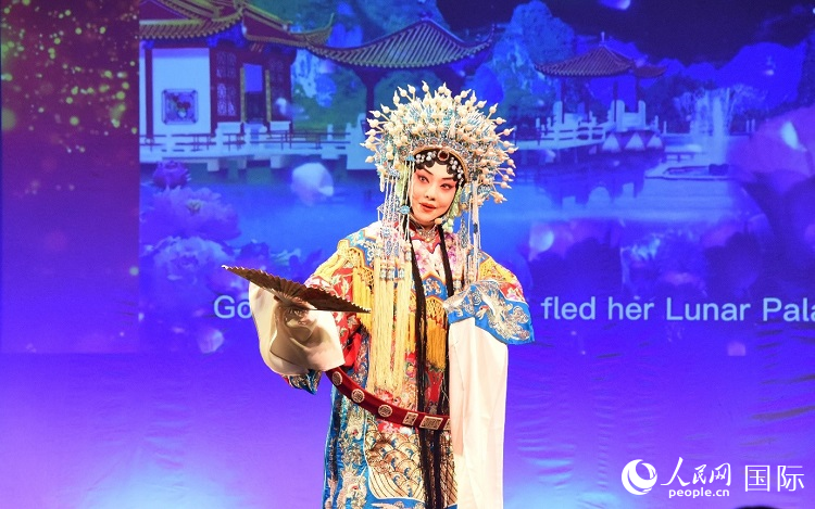 京劇經(jīng)典選段《貴妃醉酒》。人民網(wǎng)記者 殷淼攝