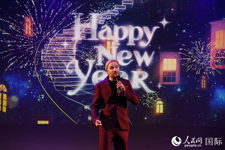 瑞典籍歌手天木演唱歌曲《Happy New Year》。人民網(wǎng)記者 殷淼攝