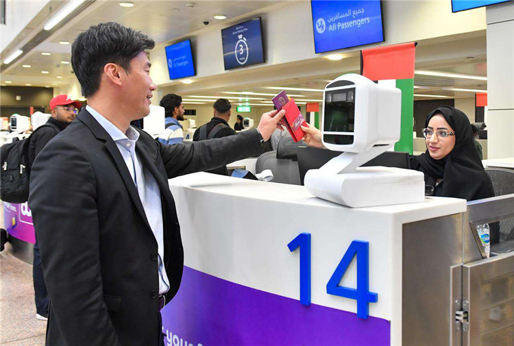 1月22日，迪拜免稅店聯(lián)合迪拜移民局向入境中國(guó)旅客贈(zèng)送新年賀禮。迪拜移民局供圖