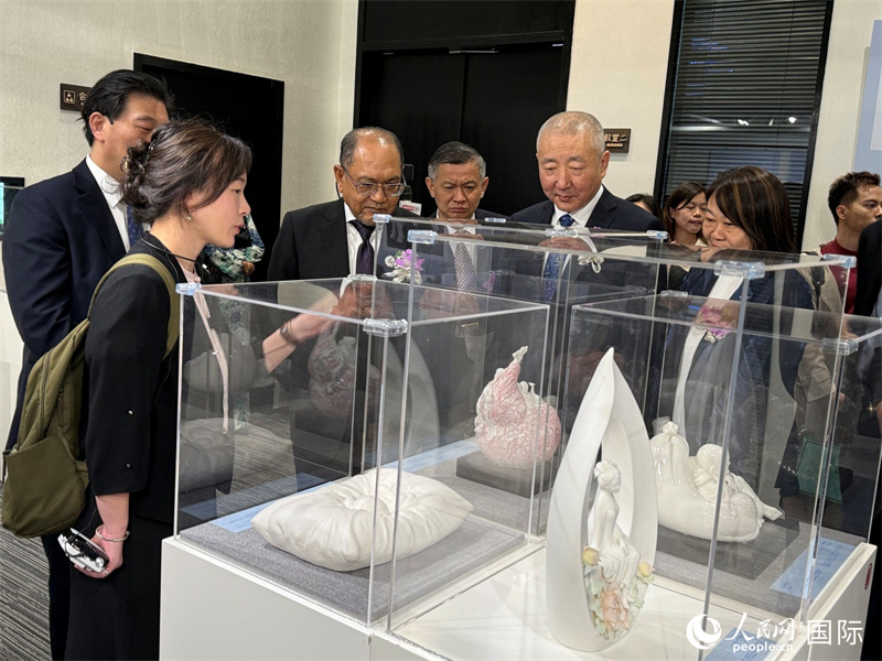 嘉賓在參觀展覽。 人民網(wǎng)記者 章念生攝